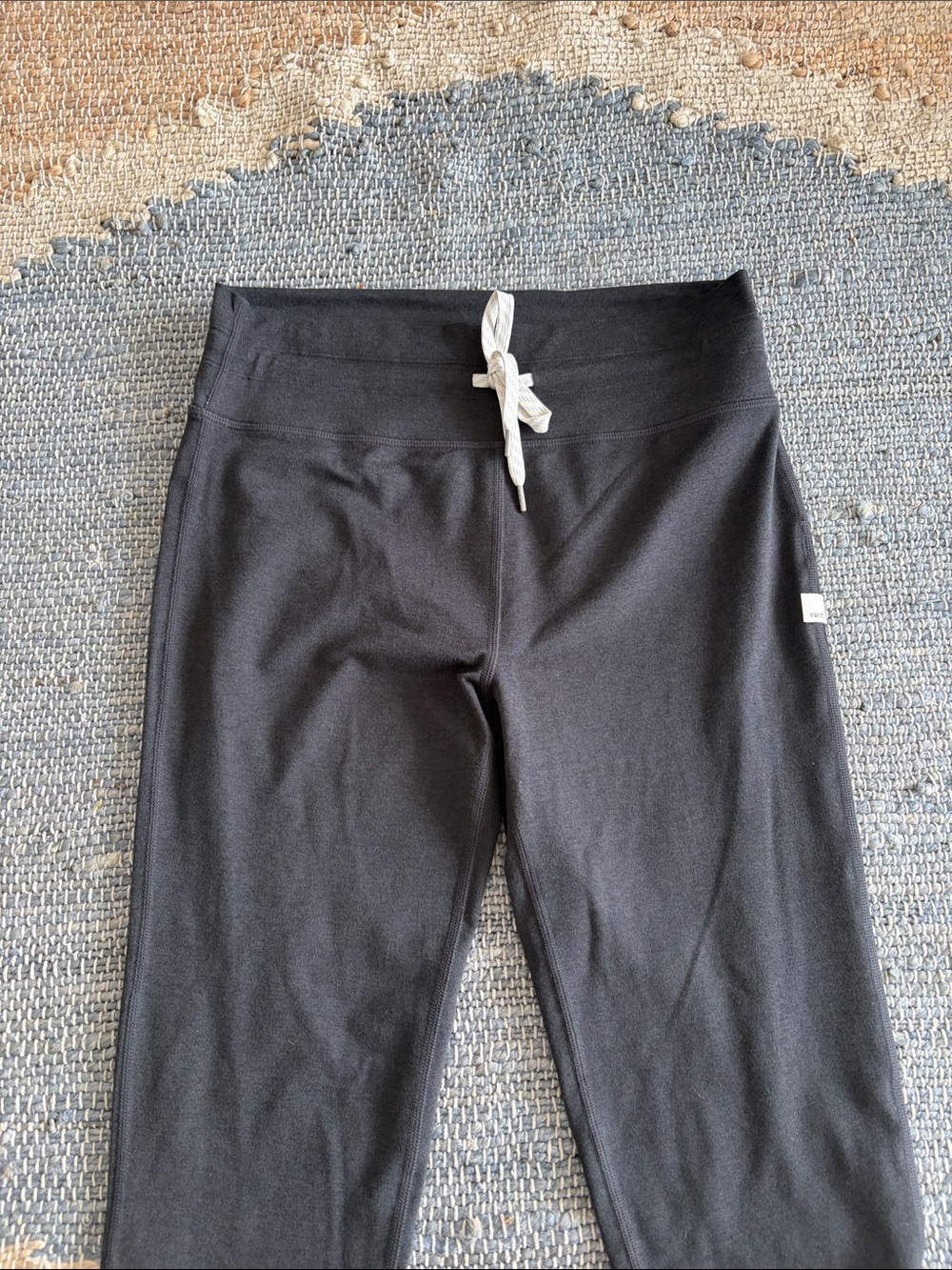 Vuori Performance Joggers/Leggings Mid-Rise Heathered Black - Picture 3 of 8